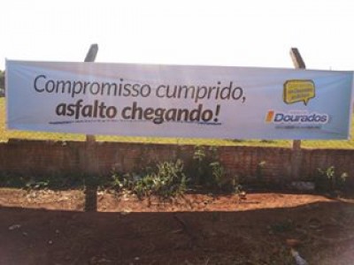 Faixa instalada pela prefeitura é propaganda enganosa, segundo moradores do bairro (Reprodução/Facebook)