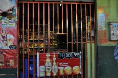 Comerciantes colocaram grades nos prédios para evitar ação de ladrões. (Reprodução)