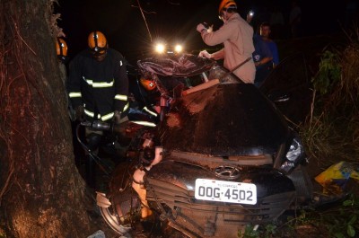 Passageiro do veículo foi socorrido com ferimentos por equipe do Corpo de Bombeiros (Sidnei Bronka)
