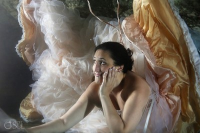 Mulher faz ensaio libertador com seu vestido após noivo morrer 2 meses antes do casamento