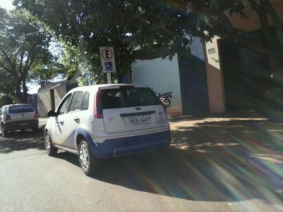 Veículo oficial estacionou em vaga exclusiva para cadeirantes (WhatsApp 94 FM)