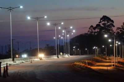 Trecho duplicado e com iluminação ativa dá acesso às universidades Uems e UFGD (Franz Mendes/Divulgação)
