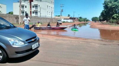 Jovens usam barco para ‘pescar’ em rua alagada no interior de MS (assista)