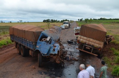 Caminhão e carreta envolvidos no acidente ficaram completamente destruídos (Sidnei Bronka)