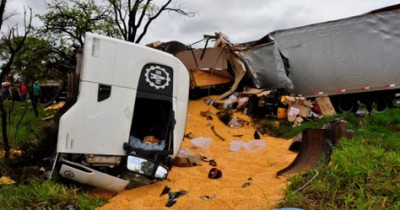 Três pessoas morrem em colisão entre carretas na BR-267 e apenas uma é identificada