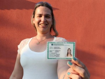 Transex e travestis ganham RG com nome feminino, mas lamentam briga que continua