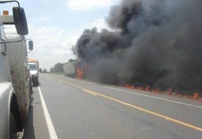 Carreta perde controle, pega fogo e motorista morre queimado na BR-163