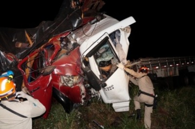 Colisão entre dois caminhões deixa dois mortos e um ferido na MS-395