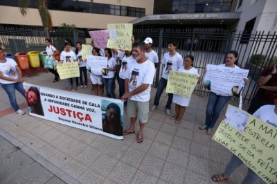 Cerca de 20 familiares pediram justiça em frente ao fórum (Marcelo Victor)