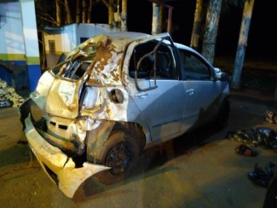 O carro foi totalmente destruído (PMR)