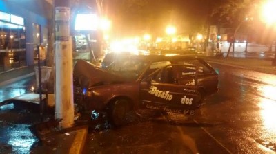 Após bater contra um poste e atingir outro veículo, motorista da Parati fugiu com o braço ferido (94 FM)