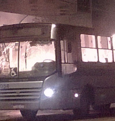 Briga de gangue: 10 encapuzados apedrejam e incendeiam ônibus em bairro de Campo Grande