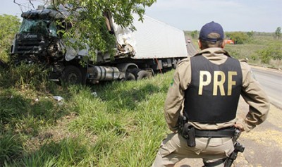 Ultrapassagem frustrada entre carretas causa acidente e congestionamento de mais de 20 km