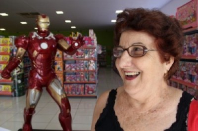 Helena gostou da bateria para neta, mas disse que vai amadurecer a ideia da compra. (Reprodução)