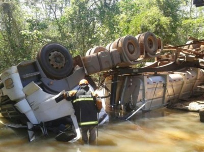 Ponte quebra, caminhão cai e acidente mata condutor e duas crianças