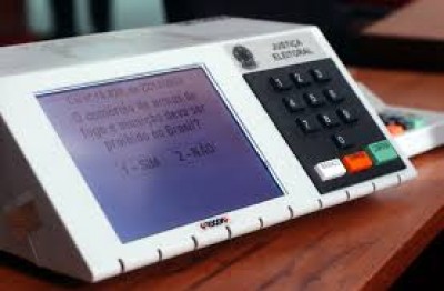 Sem acesso à internet e ligada na energia, urna é segura, garante TRE