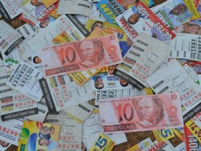 Santinho em forma de dinheiro imita nota de R$ 10 em Rondônia