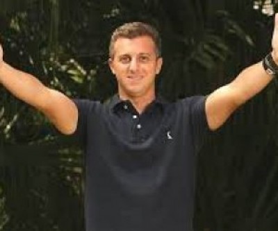 Luciano Huck descumpre lei eleitoral e leva filho para urna