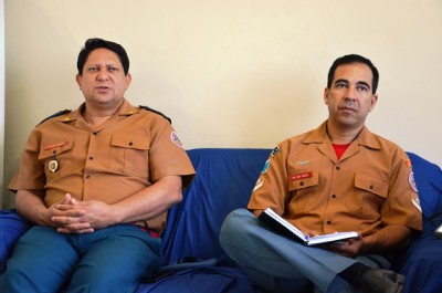 Ten Cel Edson Pinto, à esquerda, e o Cabo Éden falam sobre importância da prevenção em incêndio e pânico (Sidnei Bronka)