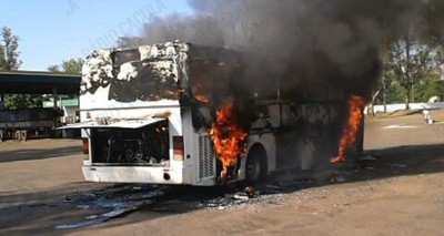 Ônibus com 30 crianças é destruído por fogo em MS