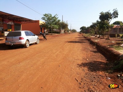 Ruas que tiveram os trabalhos suspensos como essa no Jardim Guaicurus poderão ter pavimentação retomada (Reprodução/Facebook)