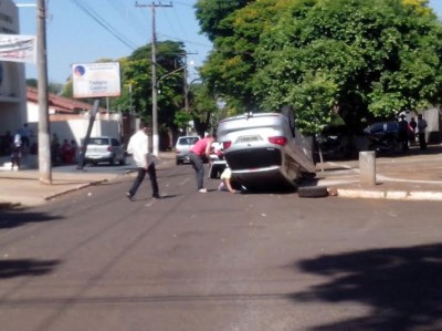 Carro desrespeita preferencial e provoca capotamento na Major Capilé