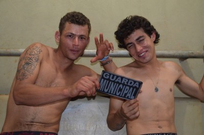 Na delegacia a dupla estava rindo pra tirar foto. (Sidnei Bronka)