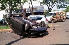 HB20 capotou após colidir com Ford Ka na Avenida Weimar Gonçalves Torres (WhatsApp 94 FM)