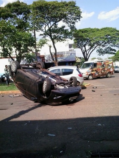 HB20 capotou após colidir com Ford Ka na Avenida Weimar Gonçalves Torres (WhatsApp 94 FM)