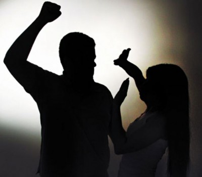 Denunciar violência contra a mulher ajuda combater o problema, diz secretária