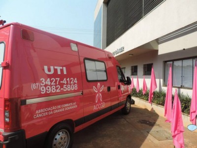 Ambulância destinada ao transporte de pacientes graves do Hospital do Câncer foi “batizada” com jato d’água do... (Divulgação)