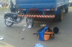 Motociclista fica ferido após bater em carroceria de caminhonete na Rua Cuiabá