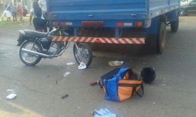 Motociclista fica ferido após bater em carroceria de caminhonete na Rua Cuiabá
