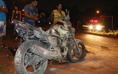 Motociclista morre ao ser arrastado por ônibus e ter moto incendiada em bairro da Capital