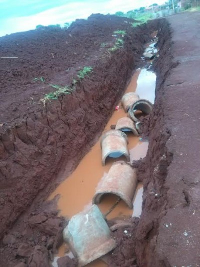 Tubulação foi deixada exposta em meio aos grande buracos feitos nas ruas sem asfalto (WhatsApp)