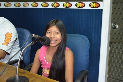 Indiazinha Luana ganha tão sonhada bicicleta de empresário - Assista