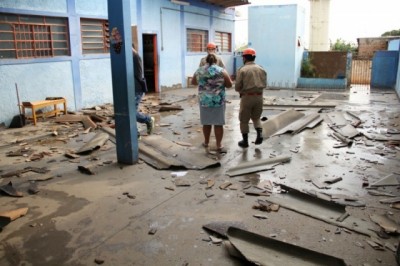 Telhado de escola ficou totalmente destruído após queda de raio (Marcos Ermínio)