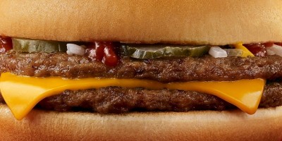 Como ficam os cheeseburgers de restaurantes famosos depois de 30 dias?