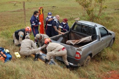 Picape capota na MS-473 e deixa dois feridos