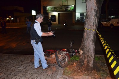 Depois de sair de boate jovem bate moto em árvore e morre na hora