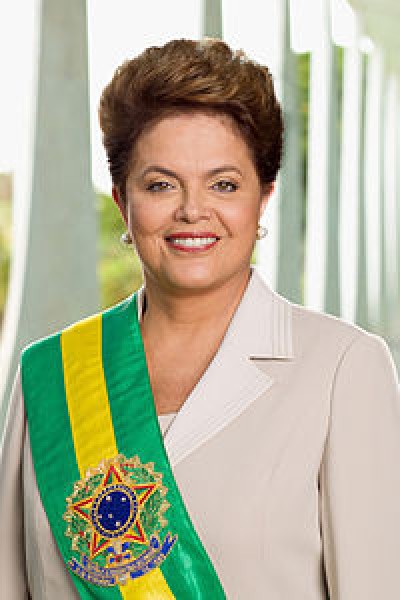 Em disputa acirrada, Dilma Rousseff é reeleita presidente do Brasil