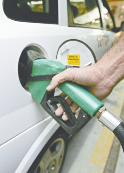 Governo prepara reajuste da gasolina