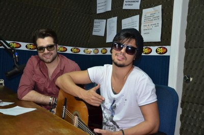 André e Kadu cantam ao vivo no estúdio da 94FM