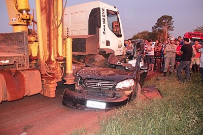 Acidente entre carro e caminhão deixa dois mortos em Angélica