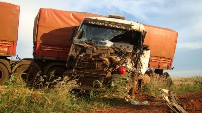 Frenagem brusca provoca acidente envolvendo carretas na BR-163, em Caarapó