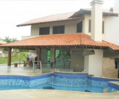 Mansão e carro de luxo de  ex-piloto do traficante colombiano Abadia vão a leilão