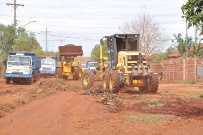 Máquinas da prefeitura durante serviços executados no bairro (Divulgação)