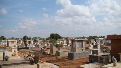 Com superlotação de cemitério, prefeitura desapropria rua e propriedades para expansão