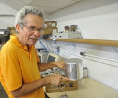 Professor Moacir Lacerda mostra o experimento (Álvaro Rezende/Correio do Estado)