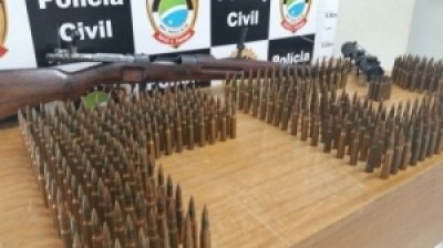 Polícia prende homem que vendia fuzil para matar delegado e investigadores